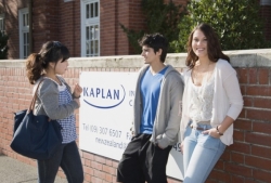 Cеть языковых школ KAPLAN предлагает скидку 10% на зимние каникулярные программы для школьников!